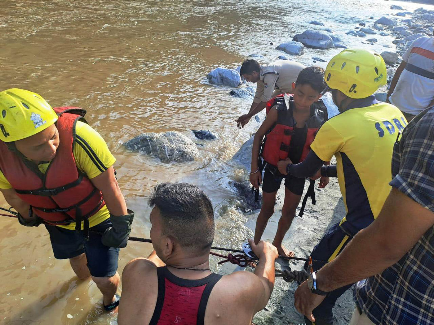 नैनीताल: कोसी नदी के उफनने से नदी के दूसरी ओर फंसे बालक सहित 4 लोग, एसडीआरएफ ने सकुशल बचाया